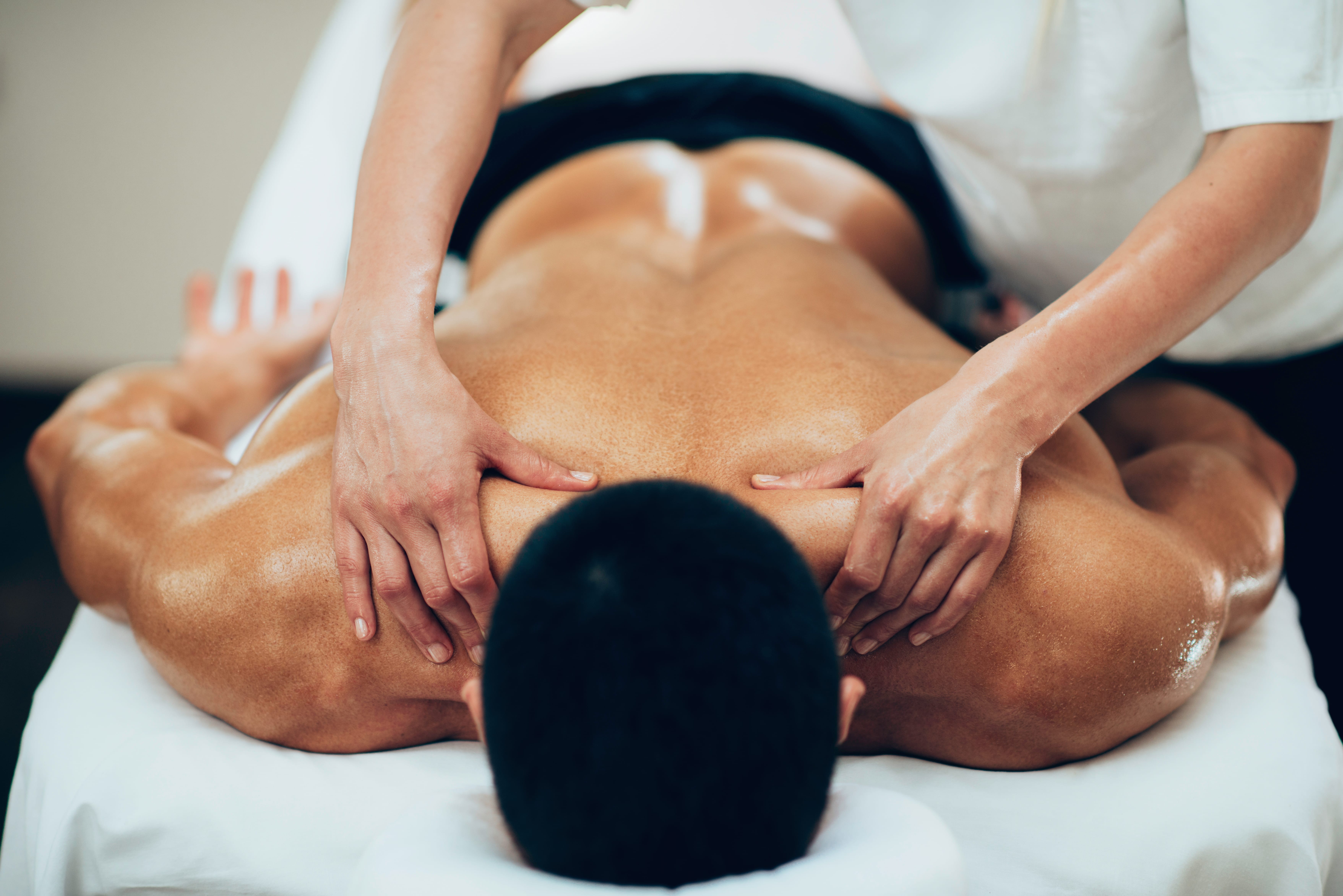Massage session. Спортивный массаж. Спортивный массаж тела. Мужской спортивный массаж. Спортивный массаж спины.